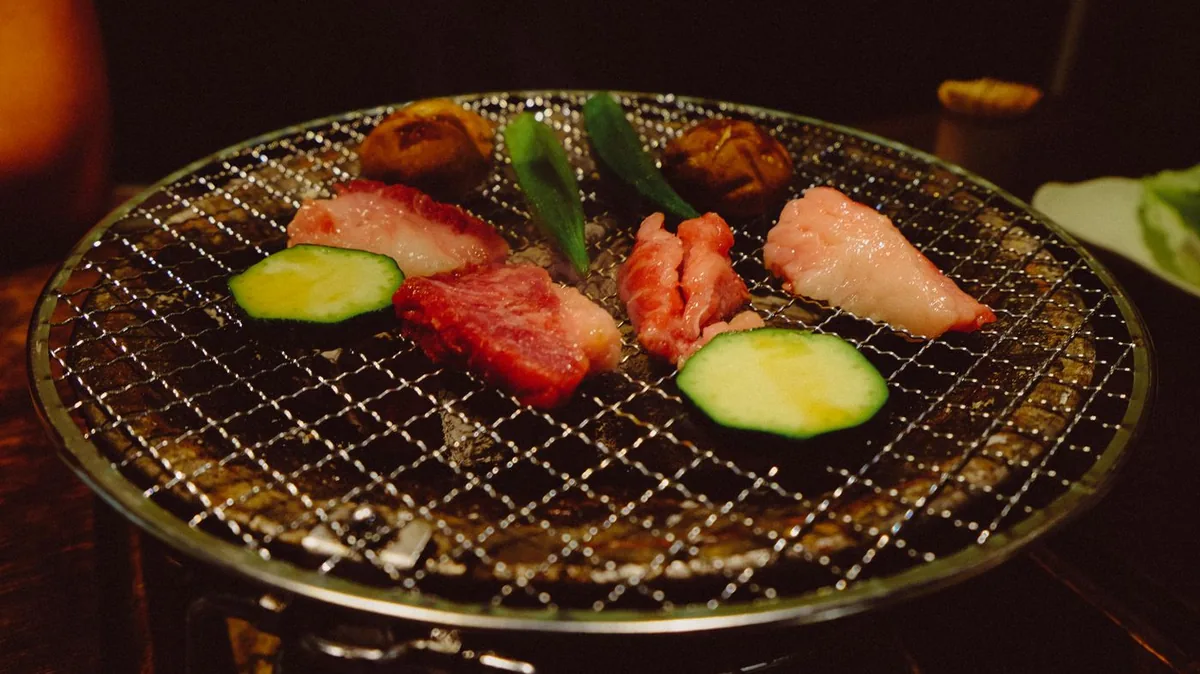紀州備長炭で肉を焼く焼き台
