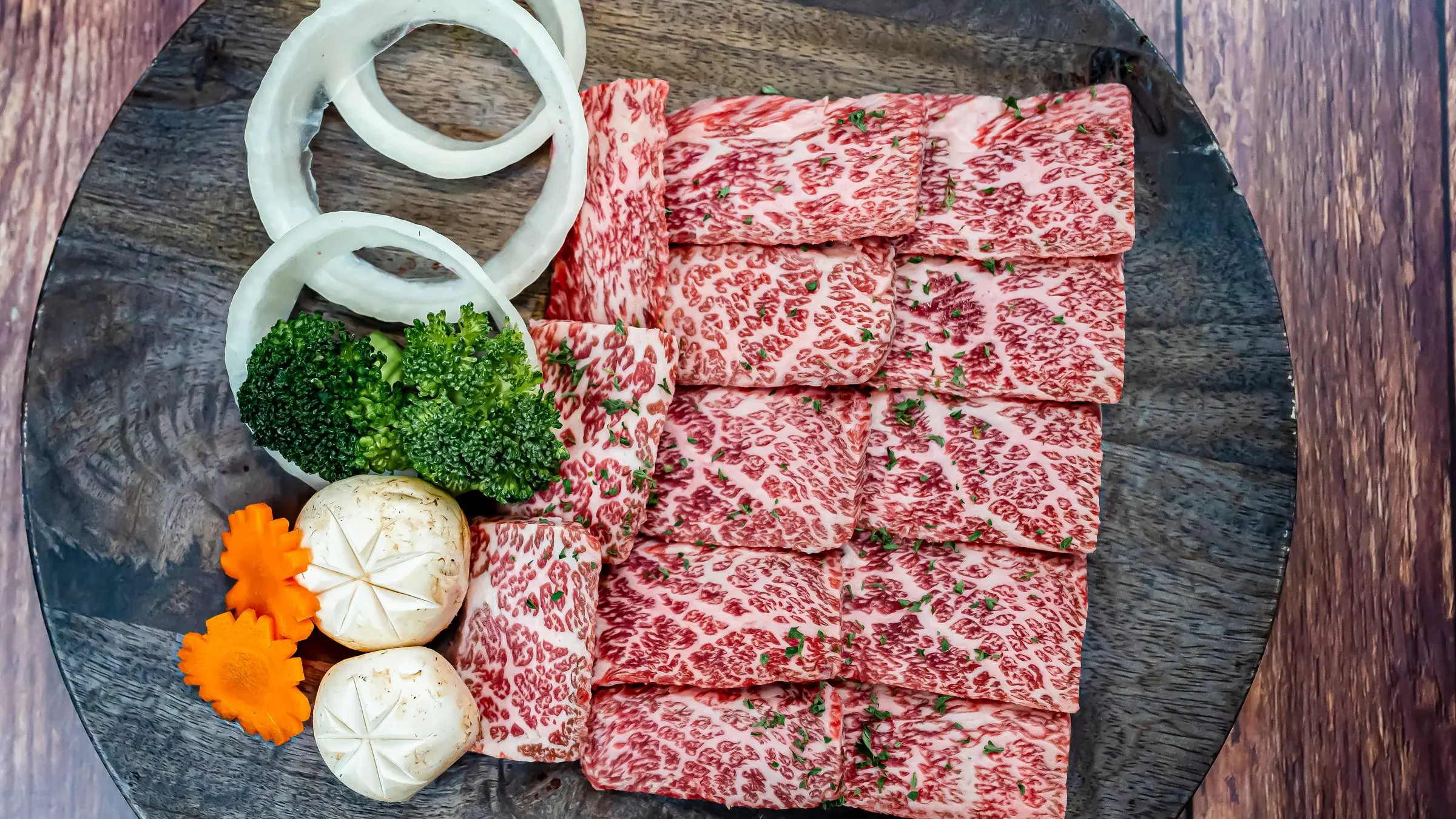 コースでお出しする肉と小鉢を並べた卓上