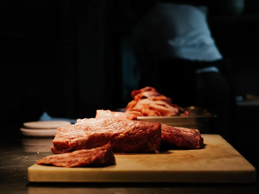 仕入れた枝肉から部位を切り分けるようす